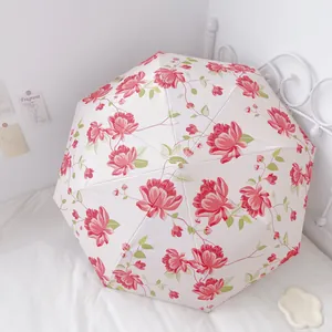 Parapluie blanc de style vintage avec motifs floraux roses pour le soleil et la pluie
