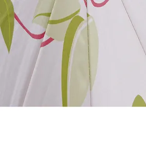 Détail du tissu d'un parasol français avec motif élégant de feuilles et fleurs roses