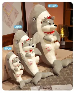 Détail de peluches créatives requin-chien en trois tailles pour idée cadeau