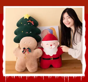 Vista dettagliata dei cuscini di peluche natalizi con Babbo Natale e omino di pan di zenzero