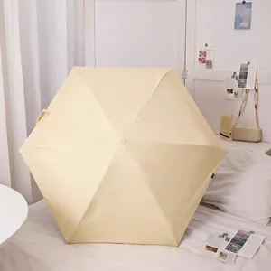 Kompakter beiger 6-fach Mini-Taschen-Sonnenschirm mit UV-Schutz für bequeme Reisen