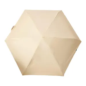Leichter tragbarer sechsfach gefalteter Mini-Taschenschirm mit UV-Schutz in Beige