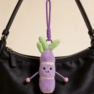 Vista detallada de un colgante de peluche de caña de azúcar morada en un bolso.