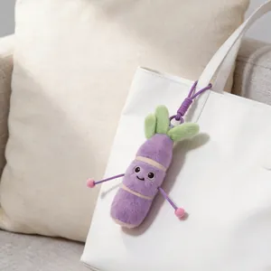 Lindo llavero de peluche de caña de azúcar morada colgado de un bolso de mano blanco