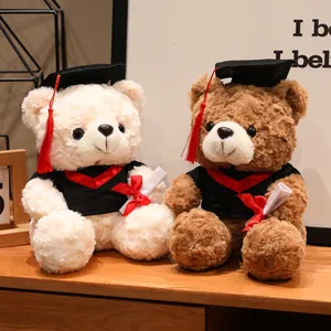 Paar schattige afstudeer-teddyberen met zwarte gewaden en baretten als cadeau