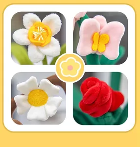 Nahaufnahmen von verschiedenen bunten Plüschblumen für die Heim- und Bürodekoration