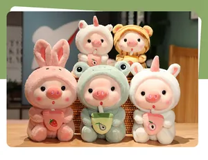 Primer plano de varios peluches de cerditos con disfraces de animales y té de frutas