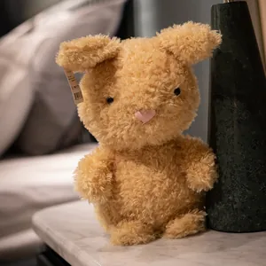 Poupée en peluche douce et câline marron chaud, cadeau idéal pour les enfants