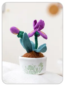 Nahaufnahme zeigt die weiche Textur einer lila Plüsch-Iris in einem bestickten Topf