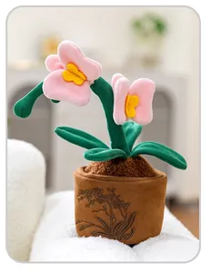 Nahaufnahme von Plüsch-Orchidee im Topf mit feiner Blumenstickerei auf dem Boden