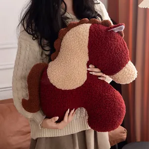 Coussin en peluche en forme de cheval avec texture sherpa en rouge et crème