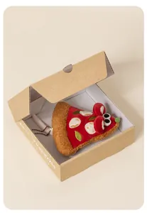 Vista detallada de un llavero de peluche de ratón de pizza en una mini caja de pizza
