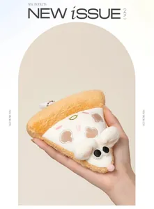 Primer plano de un adorable llavero de peluche con forma de ratón-pizza muy suave