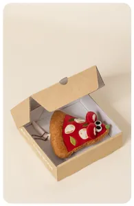 Detalle de un lindo llavero de peluche de ratón pizza en una caja de cartón