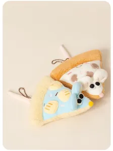 Vista detallada que muestra la textura suave de los llaveros de peluche de rata pizza