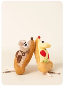 Detalle de dos adorables peluches de ratón con forma de pizza apoyados