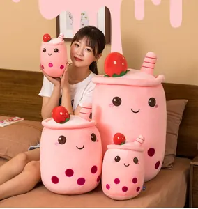 Lindos cojines de peluche de té de burbujas de fresa en varios tamaños con una modelo