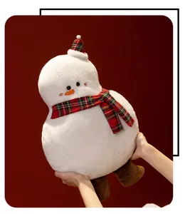 Süßes Schneemann-Plüschkissen mit kariertem Schal für gemütliche Weihnachtsdekoration