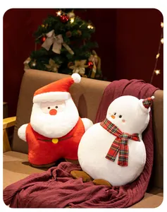 Gemütliche Weihnachtsmann- und Schneemann-Plüschkissen auf dem Sofa für die Weihnachtsdeko