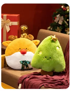 Festliche Weihnachtsbaum- und Rentier-Plüschkissen auf einem gemütlichen Sofa.