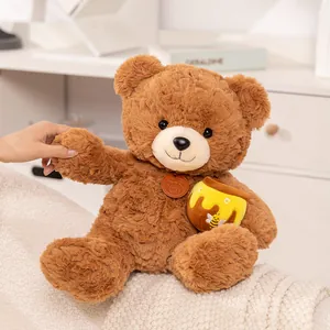 Süßer brauner Teddybär-Plüschtier mit Honigtopf in einer gemütlichen häuslichen Umgebung.