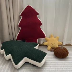 Assortiment de coussins sapin de Noël et peluches soleil et citrouille pour décor festif