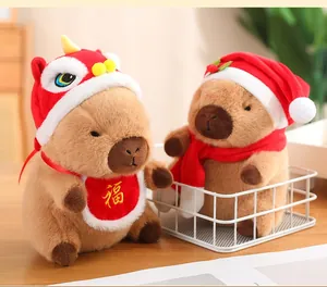 Detalle de peluches de carpincho con sombreros festivos de danza del león y Navidad.