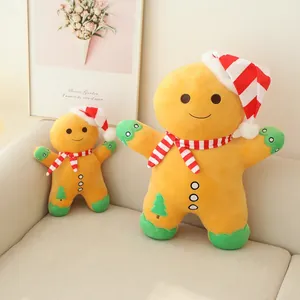 Détail de deux adorables coussins en peluche bonhomme de pain d'épice avec bonnet de Noël