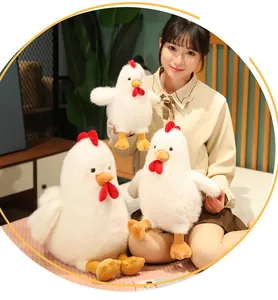 Adorabile peluche a forma di gallo bianco tenuto da una ragazza in camera da letto
