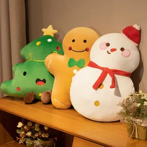 Adorable lot de trois coussins de Noël en peluche : sapin, pain d'épices et bonhomme de neige.