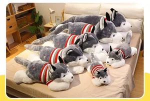 Cojines de peluche de Husky en varios tamaños dispuestos en una cama para decorar