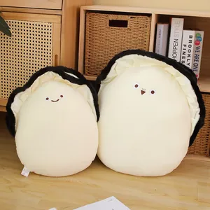 Vue détaillée de deux coussins en peluche créatifs en forme d'huître dans un décor chaleureux