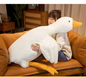 Primo piano di un peluche gigante a forma di oca bianca in un accogliente soggiorno