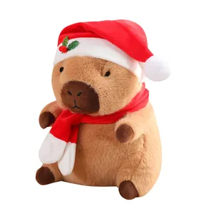 Peluche de carpincho de Navidad con gorro de Papá Noel y bufanda roja para regalo festivo