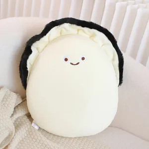 Détail d'un mignon coussin en peluche huître avec visage souriant sur canapé
