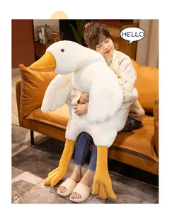Adorabile grande cuscino di peluche a forma di oca bianca in un ambiente accogliente