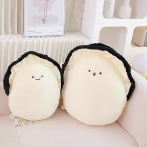 Vue rapprochée de deux coussins en peluche d'huître créatifs sur un canapé