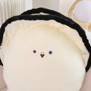 Gros plan d'un oreiller en peluche huître mignon avec tissu doux et visage brodé