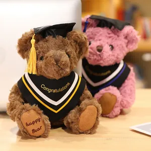 Zachte pluche afstudeer teddybeer met doctoraalhoed en zwart academisch gewaad cadeau