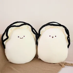 Deux coussins en peluche huîtres créatifs avec de jolis visages sur une couverture