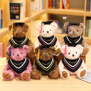 Set van meerkleurige afstudeer teddyberen met pet en toga voor schoolcadeaus