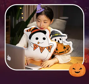 Schattige Halloween geest en pompoen pluche kussens getoond in een gezellige huiselijke sfeer
