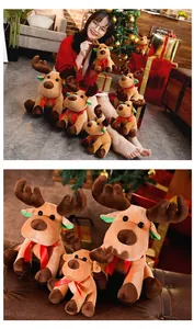 Vista lifestyle e primo piano di peluche a forma di renna di Natale con nastri rossi