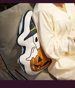 Detail van het zachte Halloween spook- en pompoenknuffelkussen in een gezellige setting