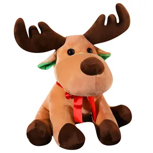 Simpatico peluche a forma di renna di Natale con fiocco rosso seduto su sfondo bianco puro