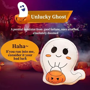 Schattig wit spook pluche kussen met pompoenmand voor Halloween decoratie thuis.