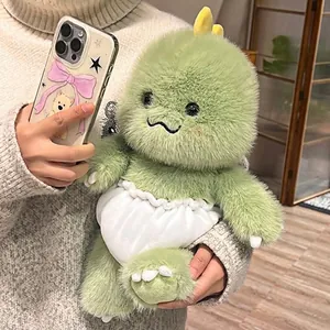 Morbido peluche a forma di dinosauro verde tenuto in mano in una stanza accogliente