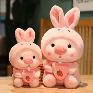 Lindos peluches de cerdito rosa con capucha de conejo y una taza de té de fresa