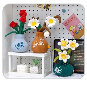 Kreative Plüsch-Blumentöpfe mit Rosen und Narzissen in einer gemütlichen Bürodekoration
