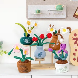 Buntes Set aus Plüschblumen im Topf mit bestickten Vasen für die moderne Heimdekoration